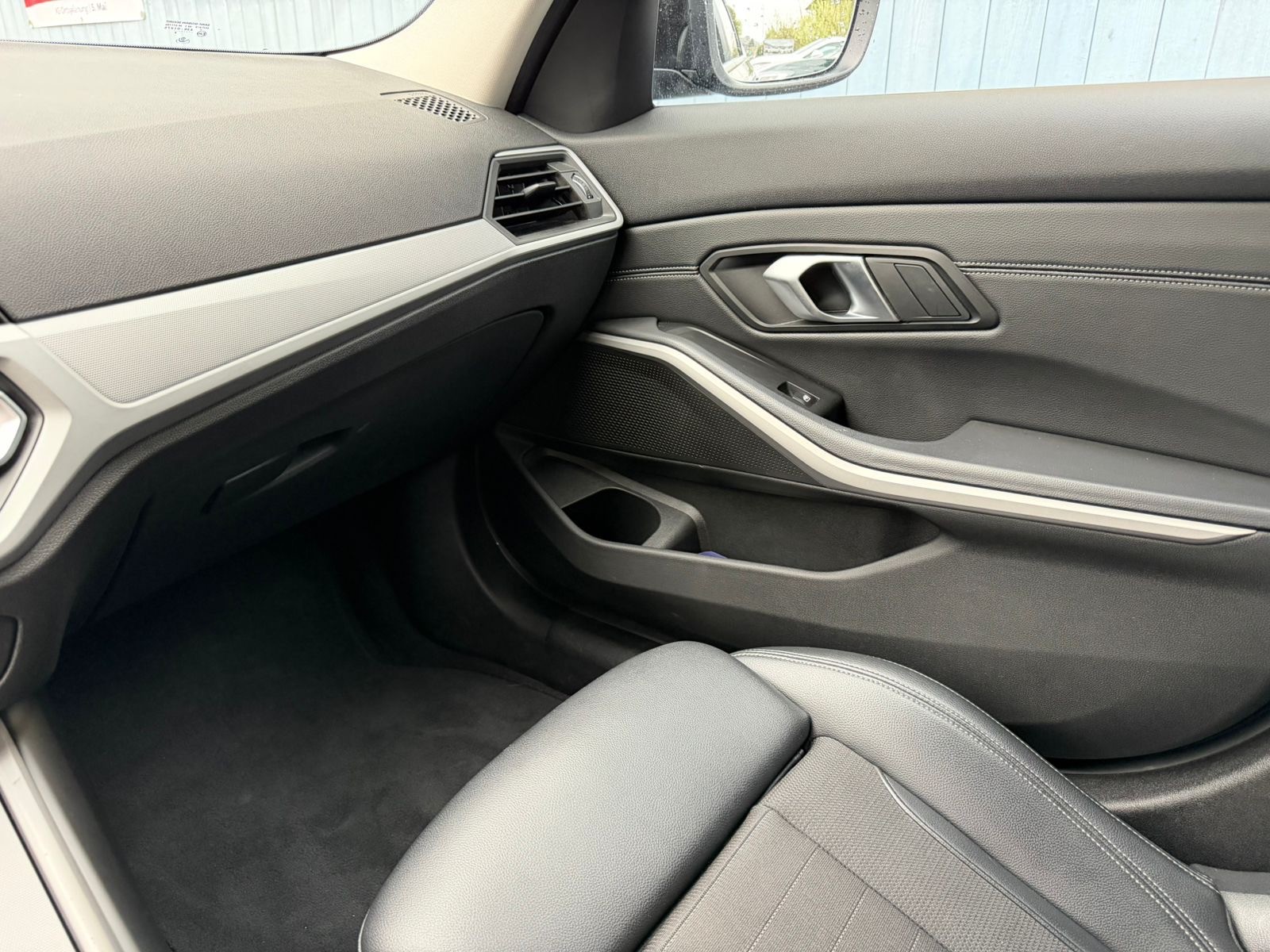 BMW 320d xDrive Touring Luxury Line Steptronic-image-16