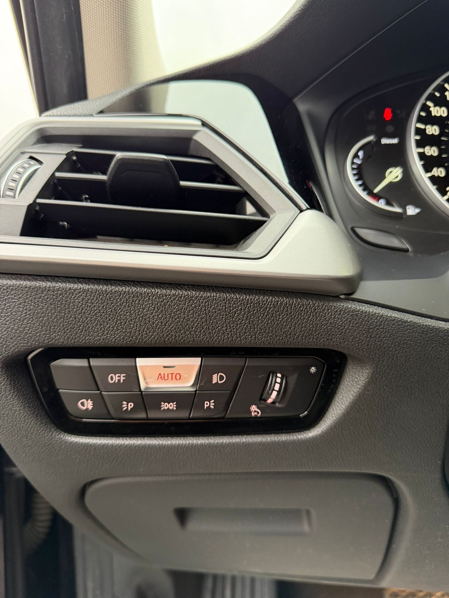 BMW 320d xDrive Touring Luxury Line Steptronic-image-10