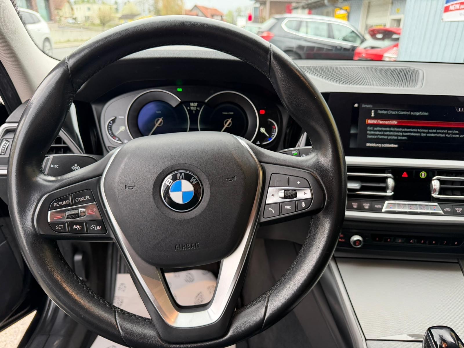 BMW 320d xDrive Touring Luxury Line Steptronic-image-11