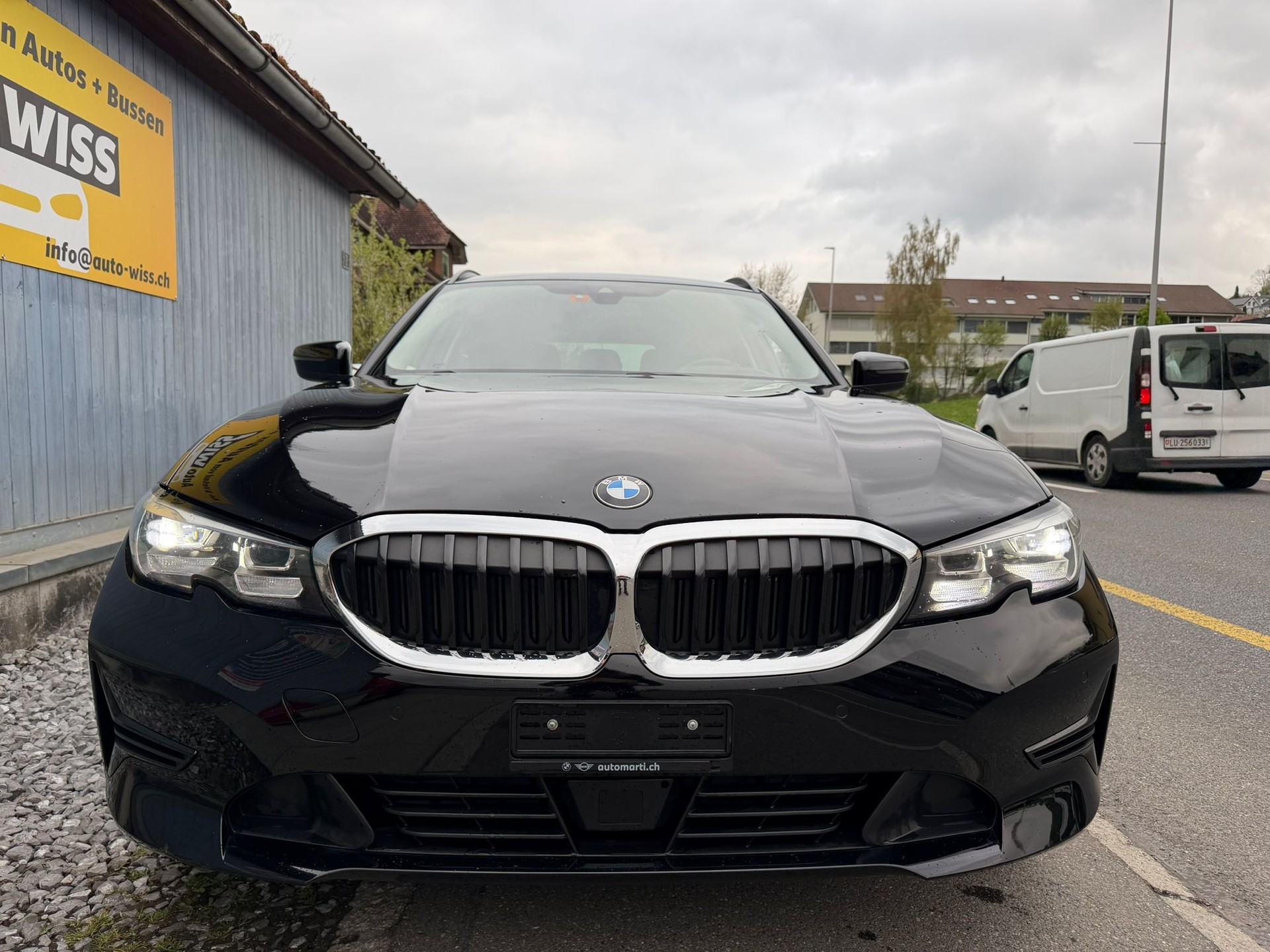 BMW 320d xDrive Touring Luxury Line Steptronic-image-1