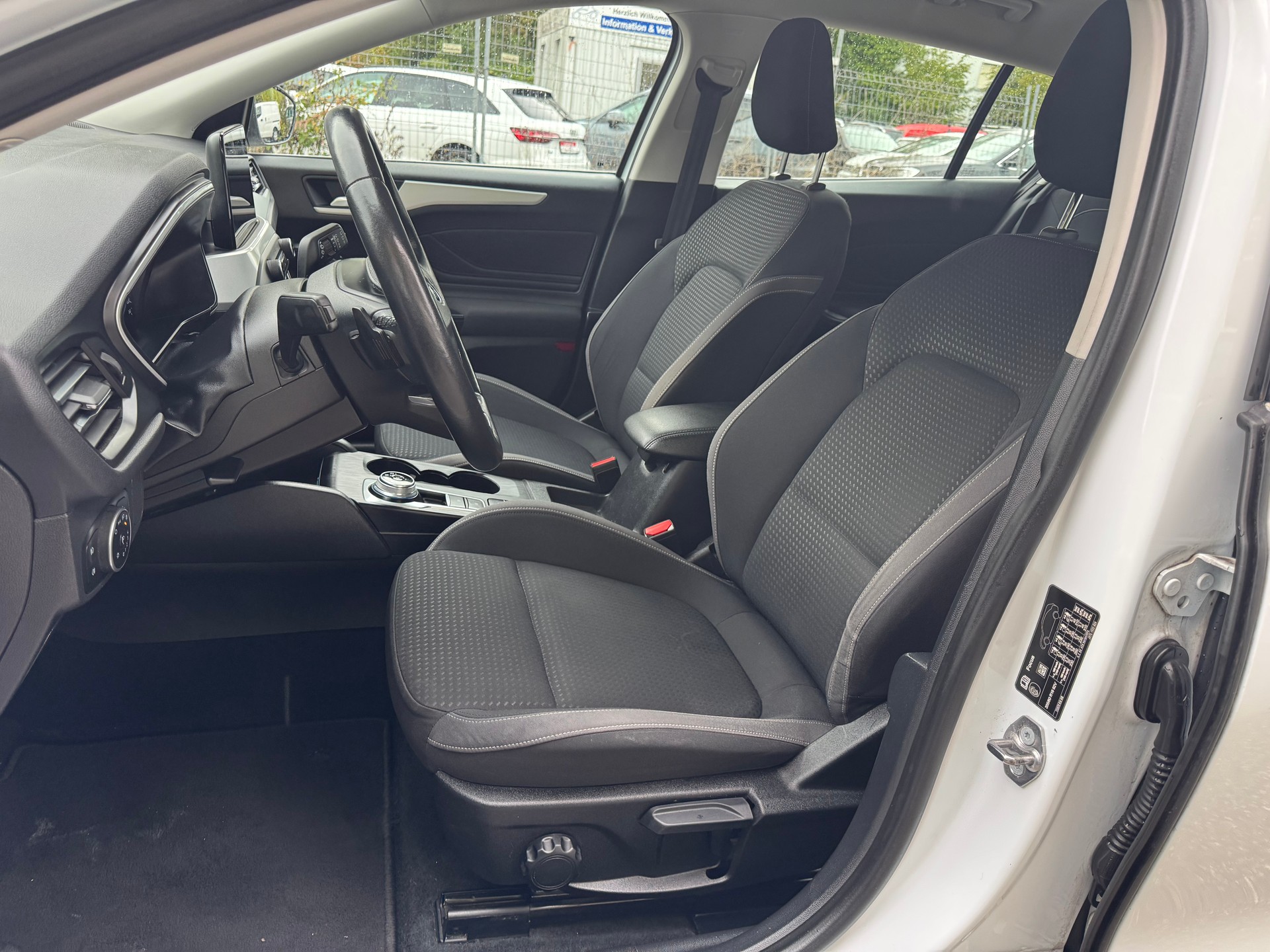 FORD Focus 1.5 TDCi Trend Automatic ** Gr. Navi * Klima * PDC V&H * Tempomat * Frisch Ab MFK-image-2