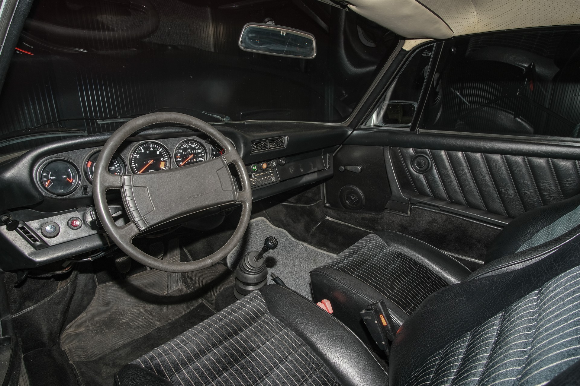 PORSCHE 911 SC-image-12
