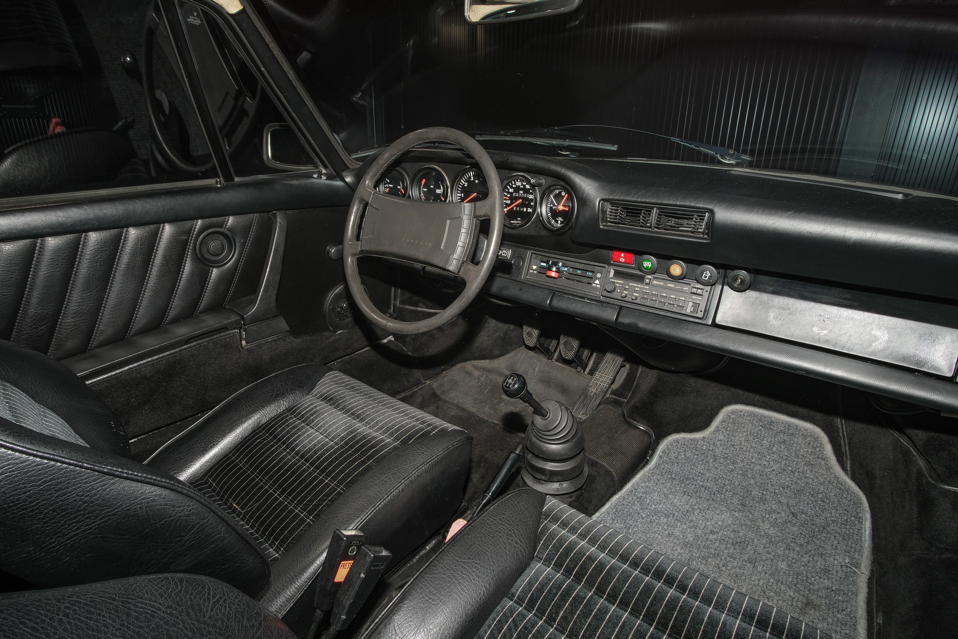 PORSCHE 911 SC-image-13