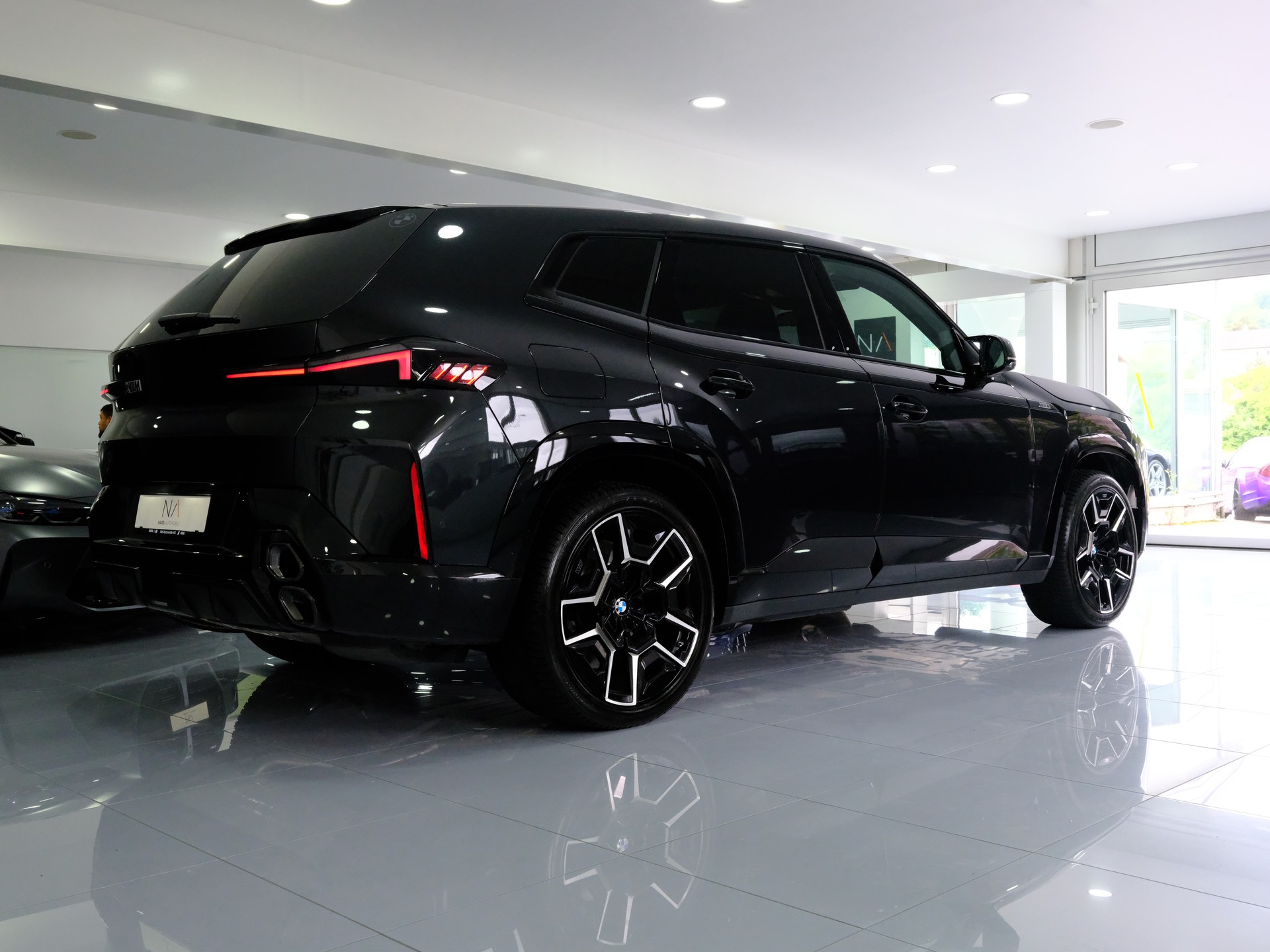 BMW XM xDrive 50e PHEV Steptronic-image-6
