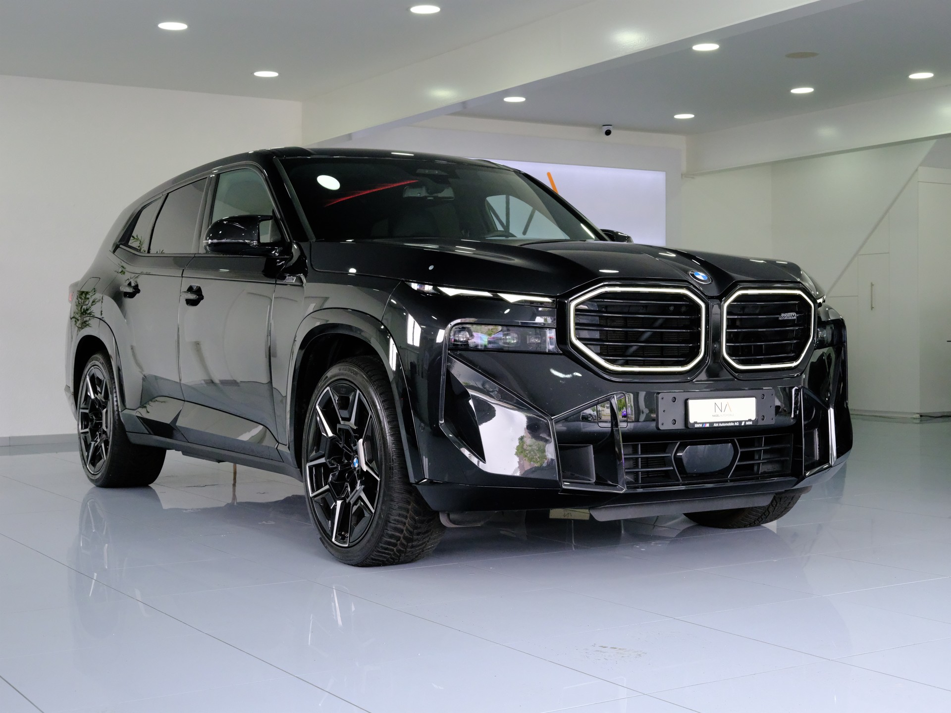 BMW XM xDrive 50e PHEV Steptronic-showroom-element-1