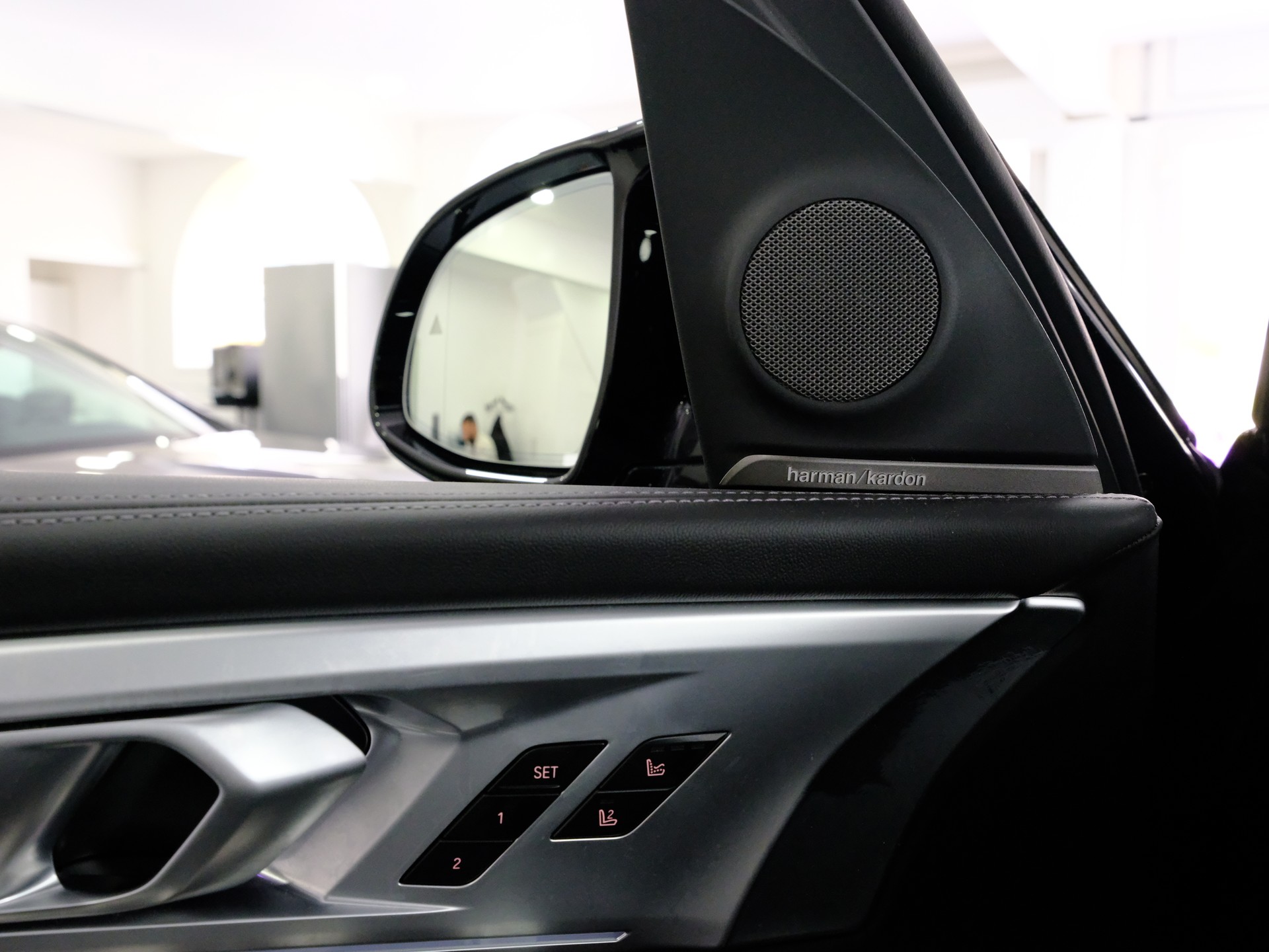 BMW XM xDrive 50e PHEV Steptronic-image-18