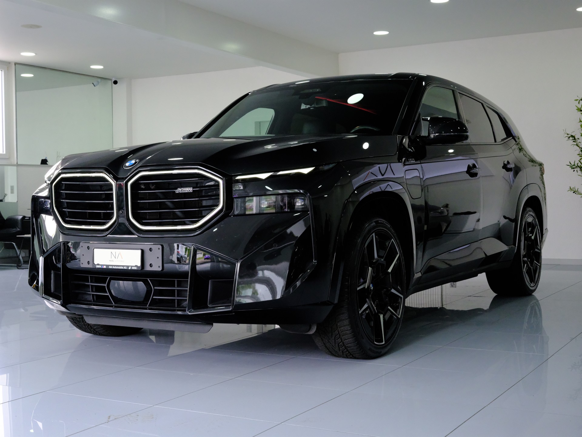 BMW XM xDrive 50e PHEV Steptronic-showroom-element-3