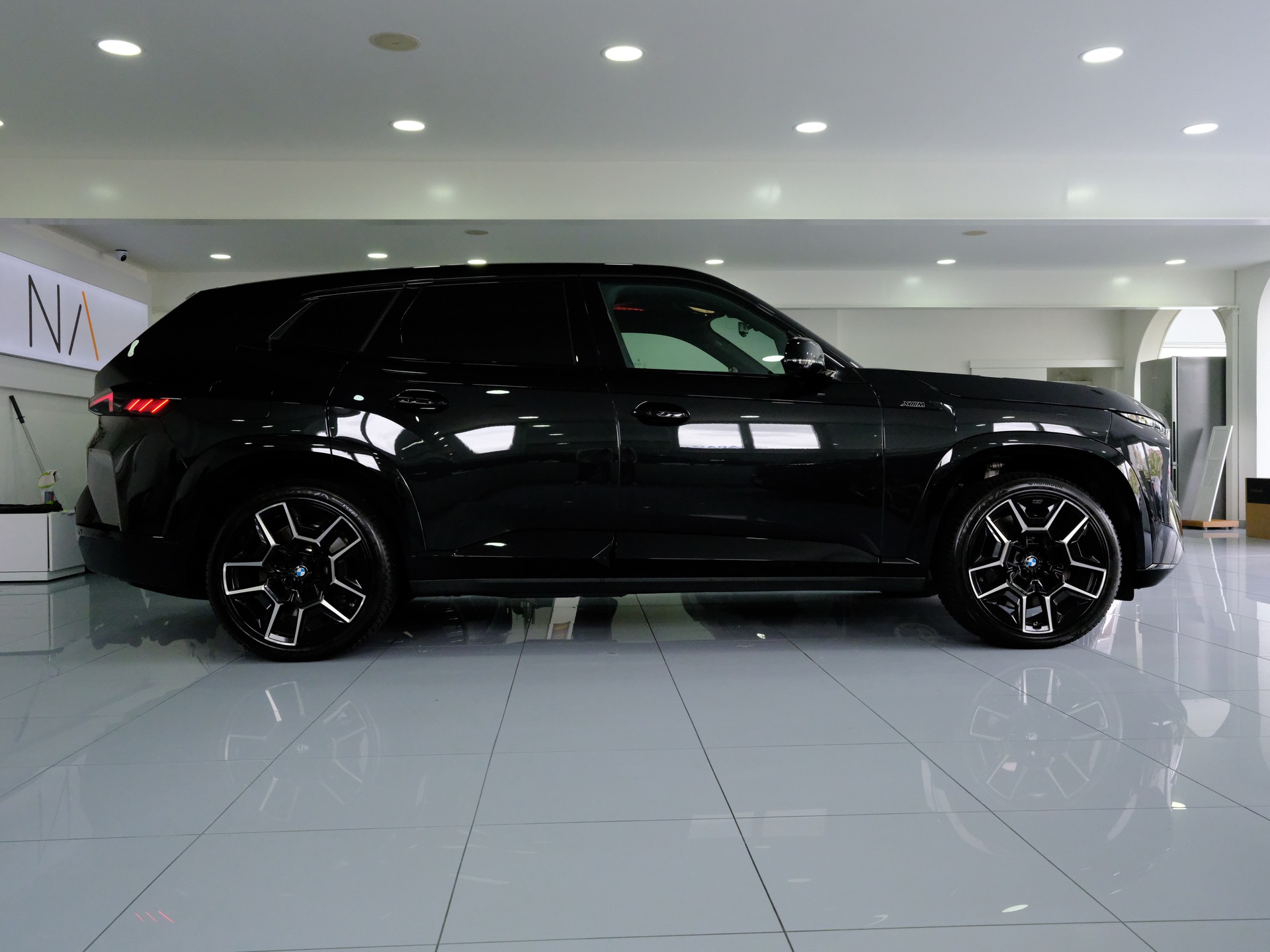 BMW XM xDrive 50e PHEV Steptronic-image-7