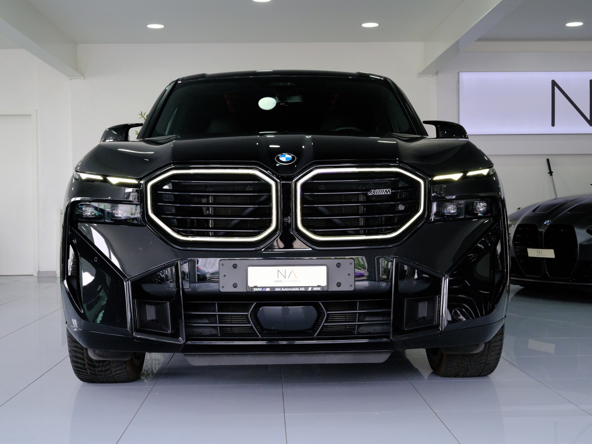 BMW XM xDrive 50e PHEV Steptronic-showroom-element-2