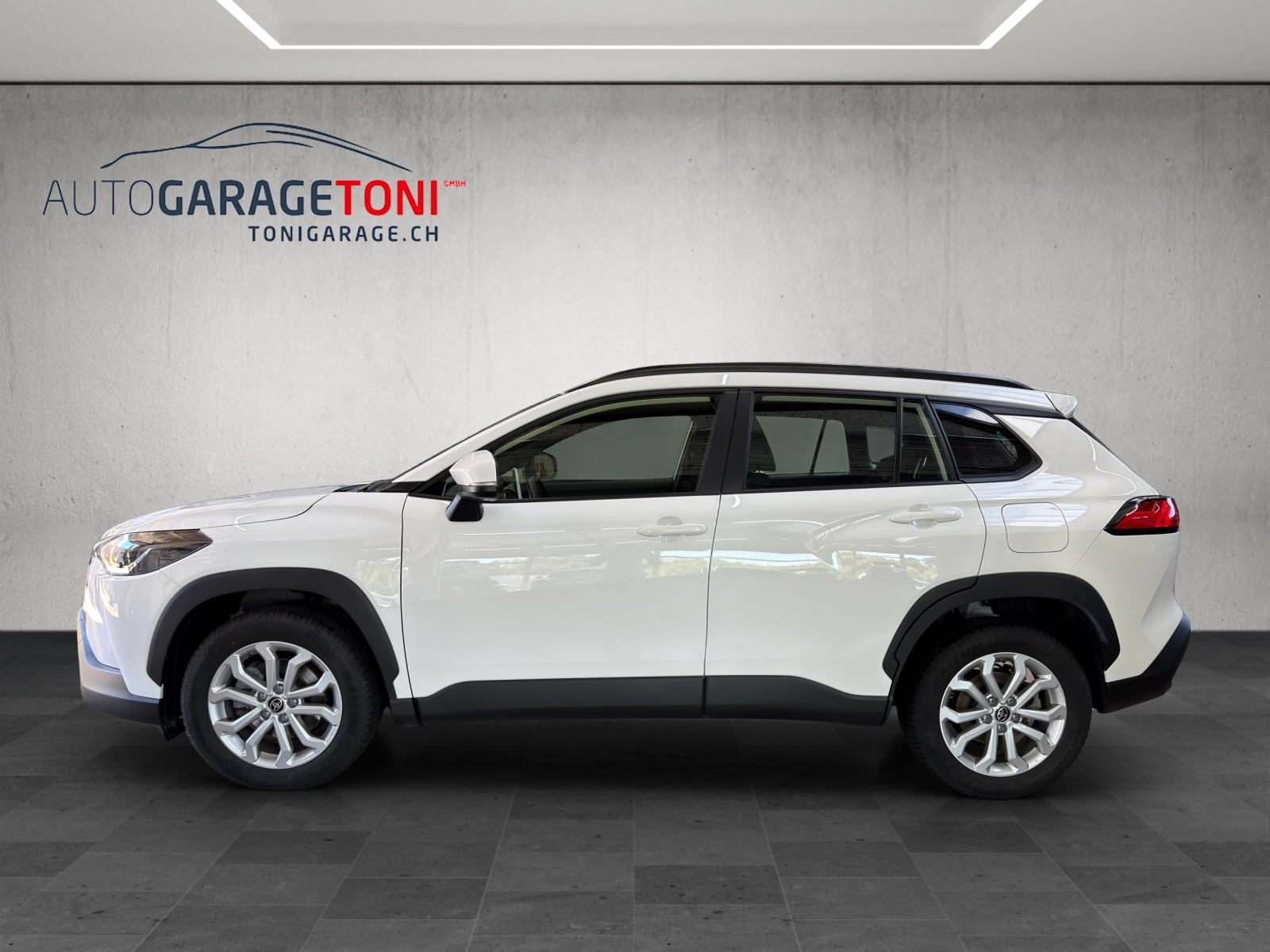 TOYOTA Corolla Cross 1.8 Trend e-CVT-showroom-element-3
