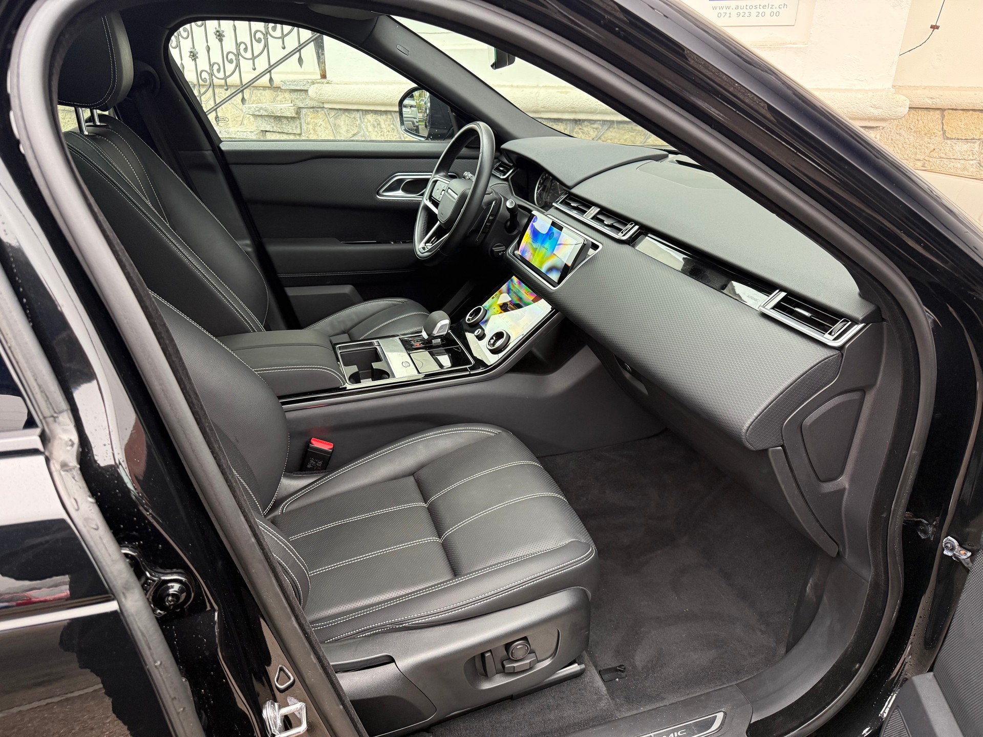 LAND ROVER Range Rover Velar 2.0 T R-Dynamic SE * LUFTFEDERUNG*PANORAMADACH-image-9