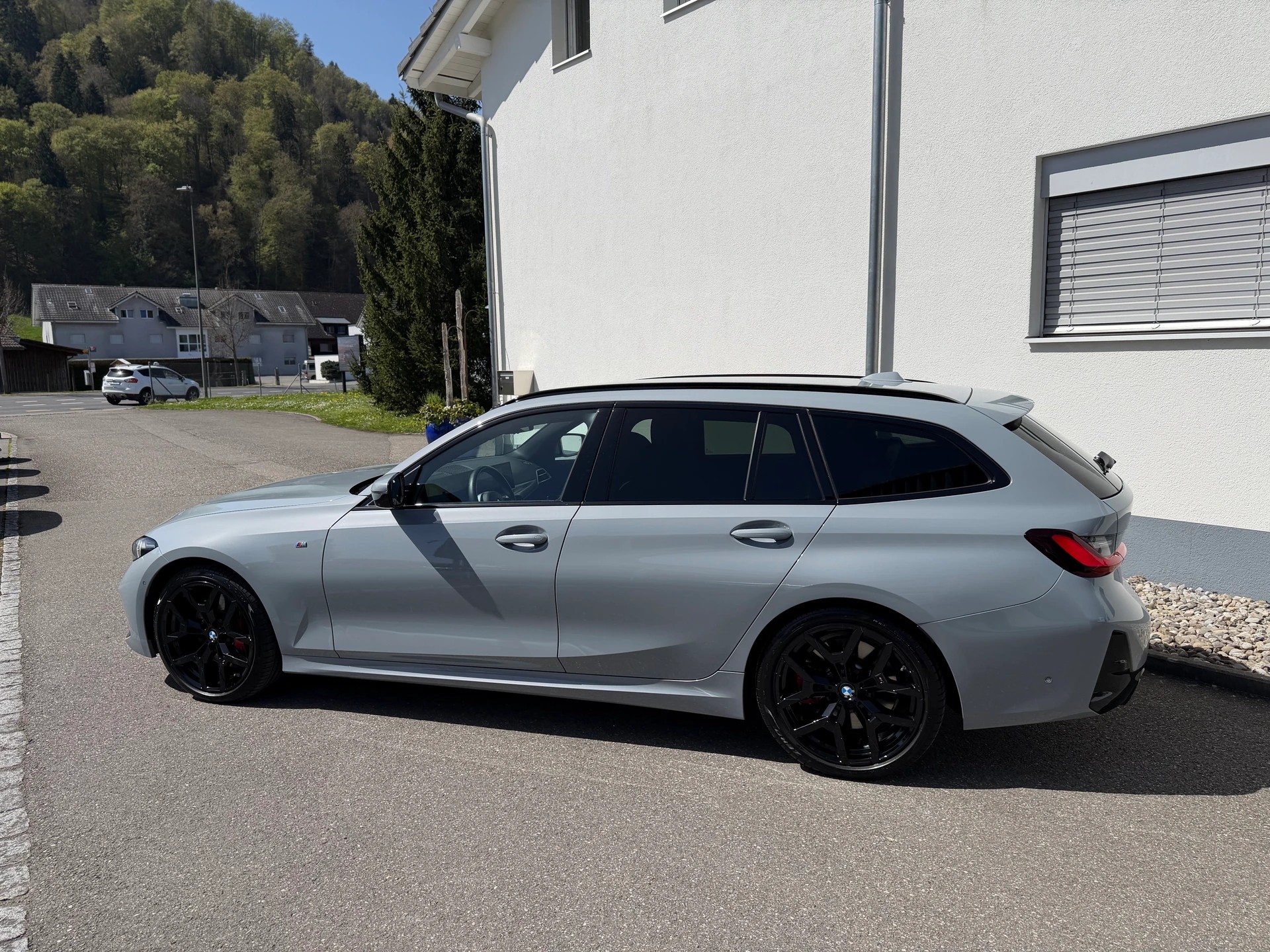 BMW 320d xDrive 48V Touring Steptronic M Sport-image-12