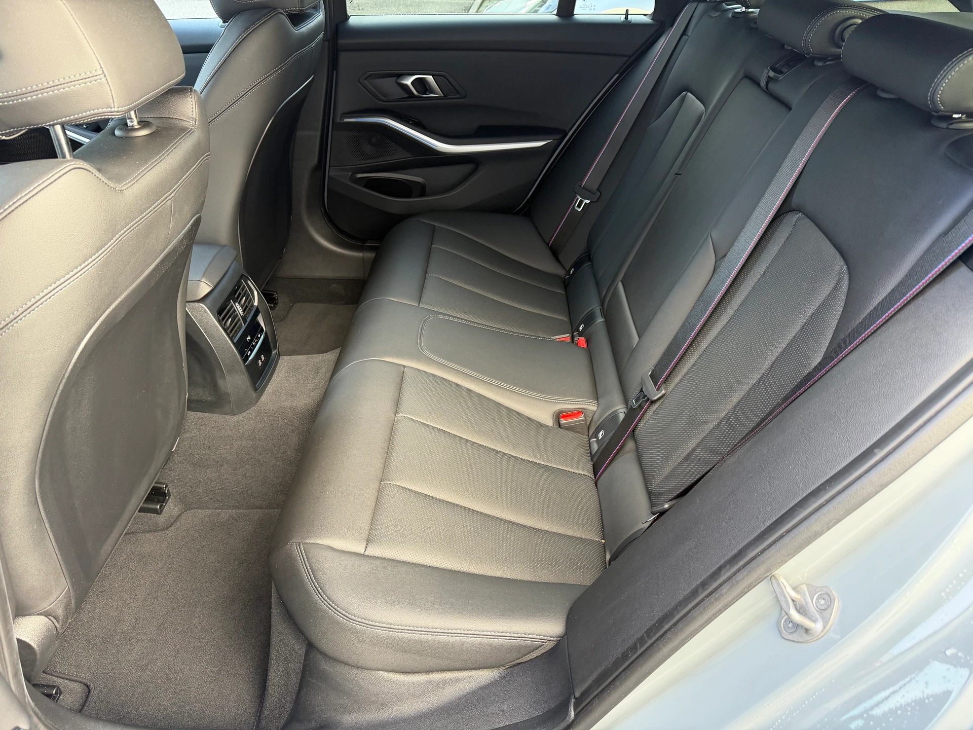 BMW 320d xDrive 48V Touring Steptronic M Sport-image-17