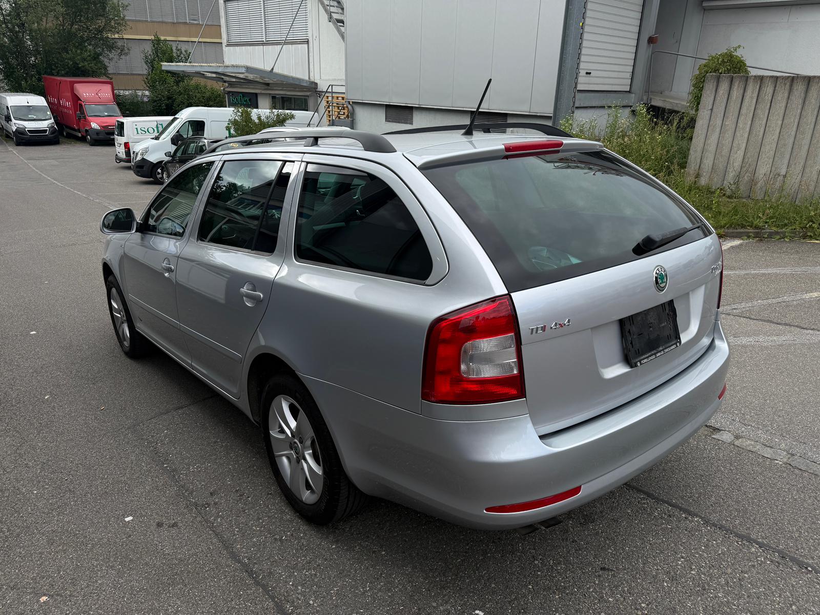 SKODA Octavia Combi 2.0 TDI Arosa 4x4-image-6