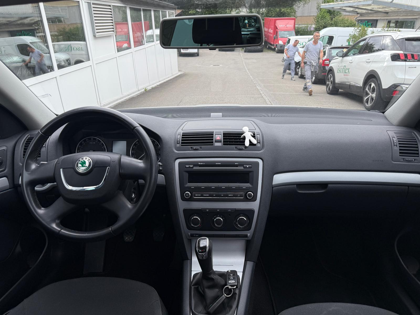 SKODA Octavia Combi 2.0 TDI Arosa 4x4-image-9