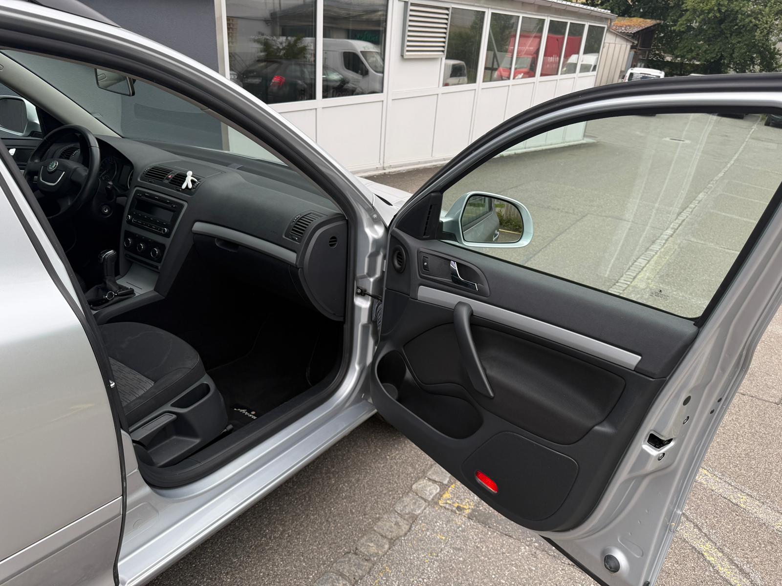 SKODA Octavia Combi 2.0 TDI Arosa 4x4-image-8