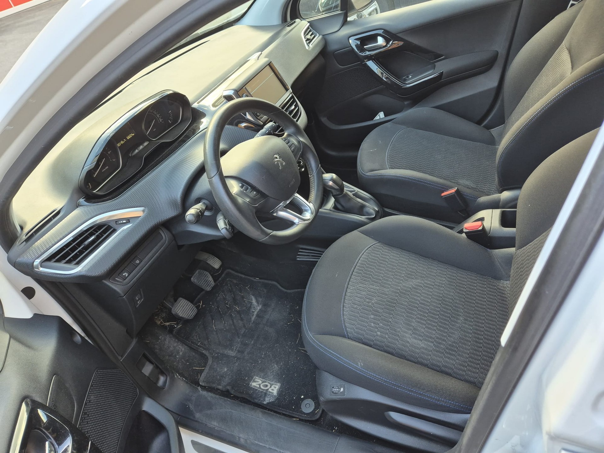 PEUGEOT 208 1.2 PureTech Active-image-8