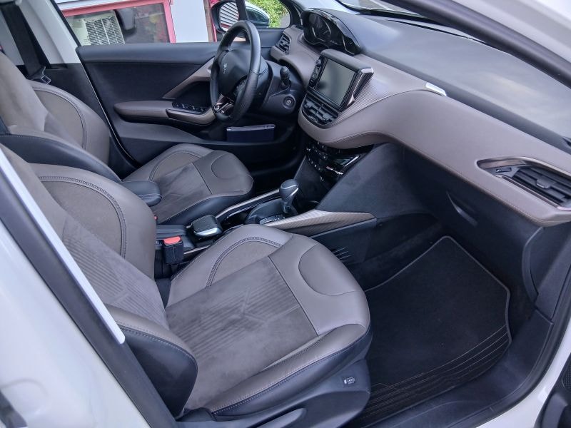 PEUGEOT 2008 1.2 PureTech Allure EAT6-image-9