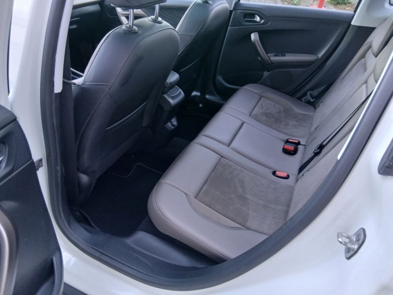 PEUGEOT 2008 1.2 PureTech Allure EAT6-image-6