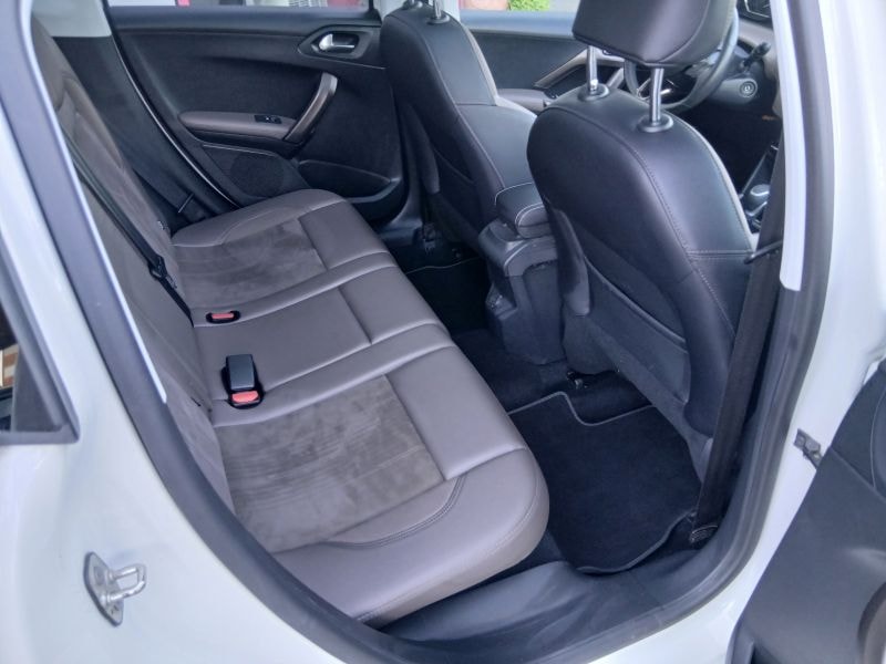PEUGEOT 2008 1.2 PureTech Allure EAT6-image-8