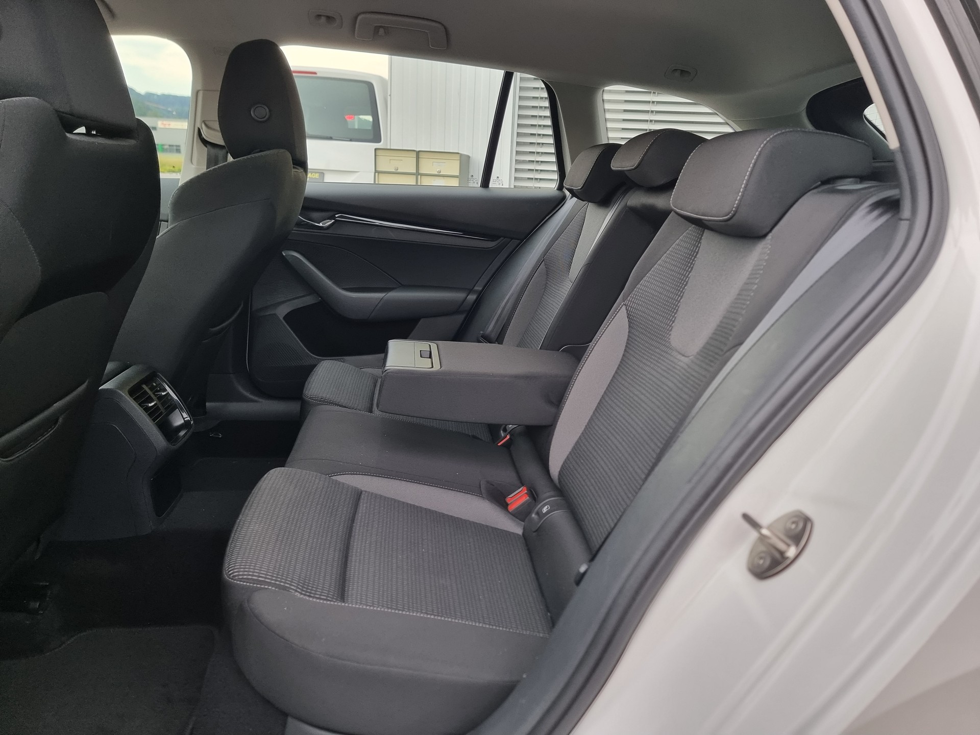 SKODA Octavia Combi 2.0 TDI DSG Ambition 4x4-image-6