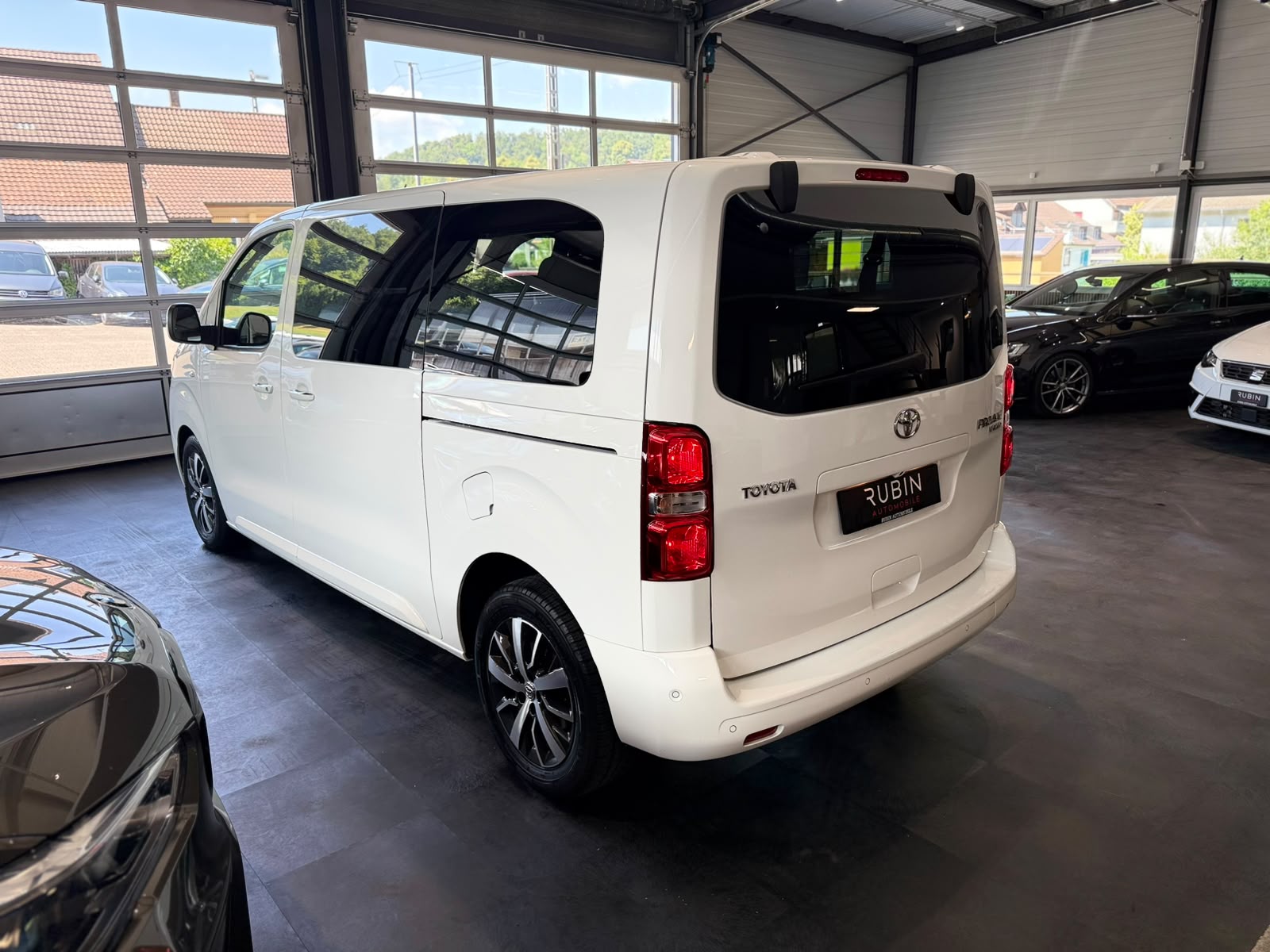 TOYOTA Proace Verso 2.0 D-4D Family Medium Automatic-image-1
