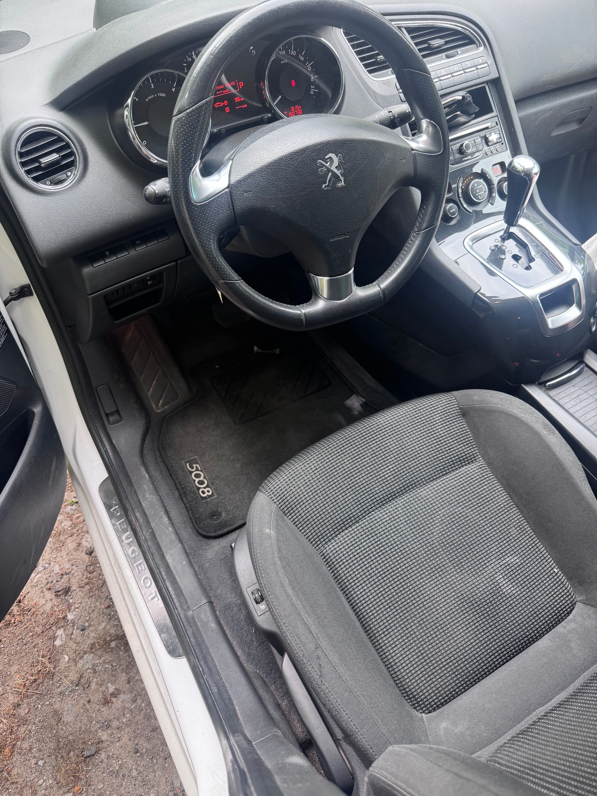PEUGEOT 5008 2.0 HDI Swiss Edition Automatic-image-6