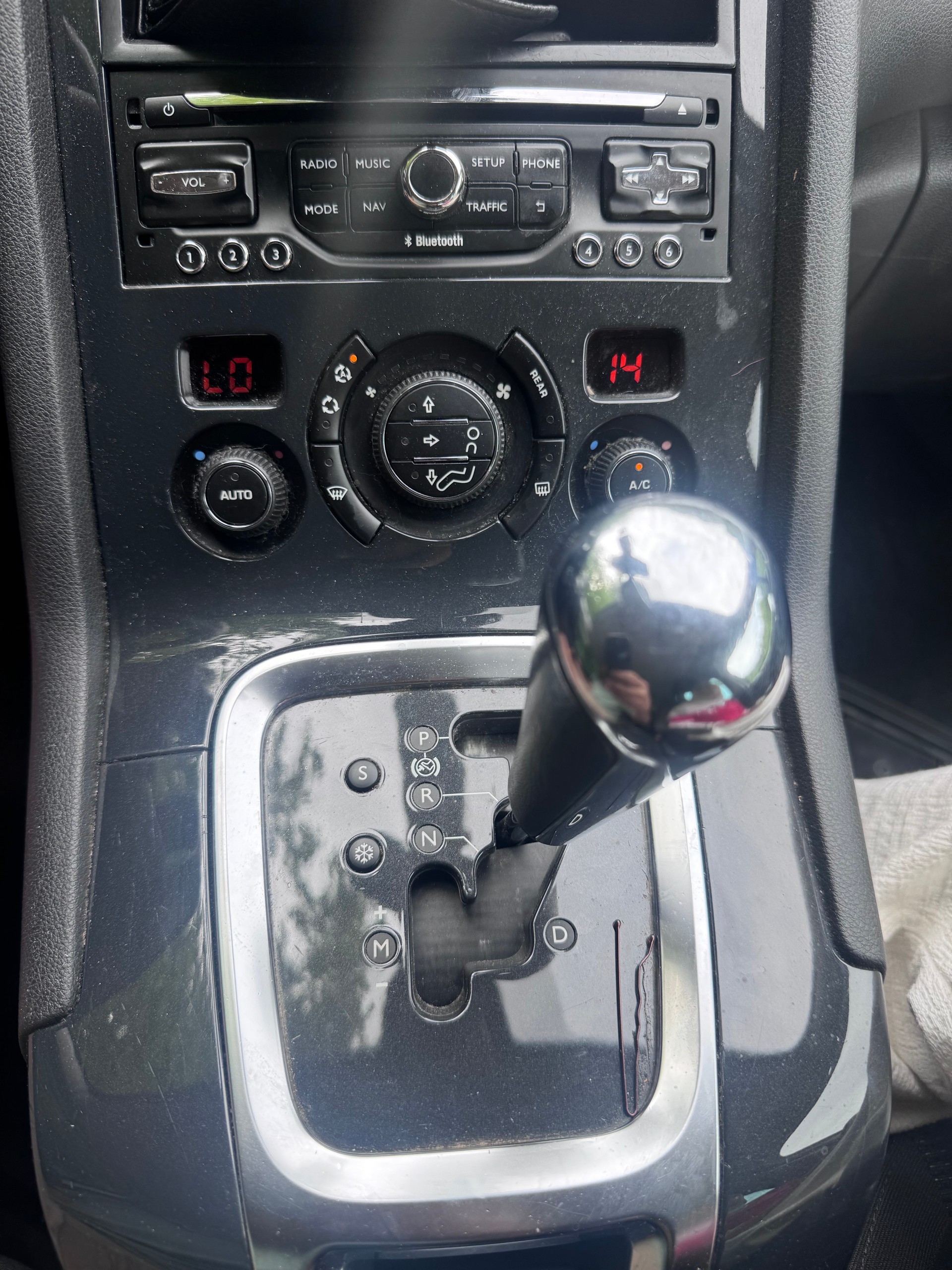 PEUGEOT 5008 2.0 HDI Swiss Edition Automatic-image-2
