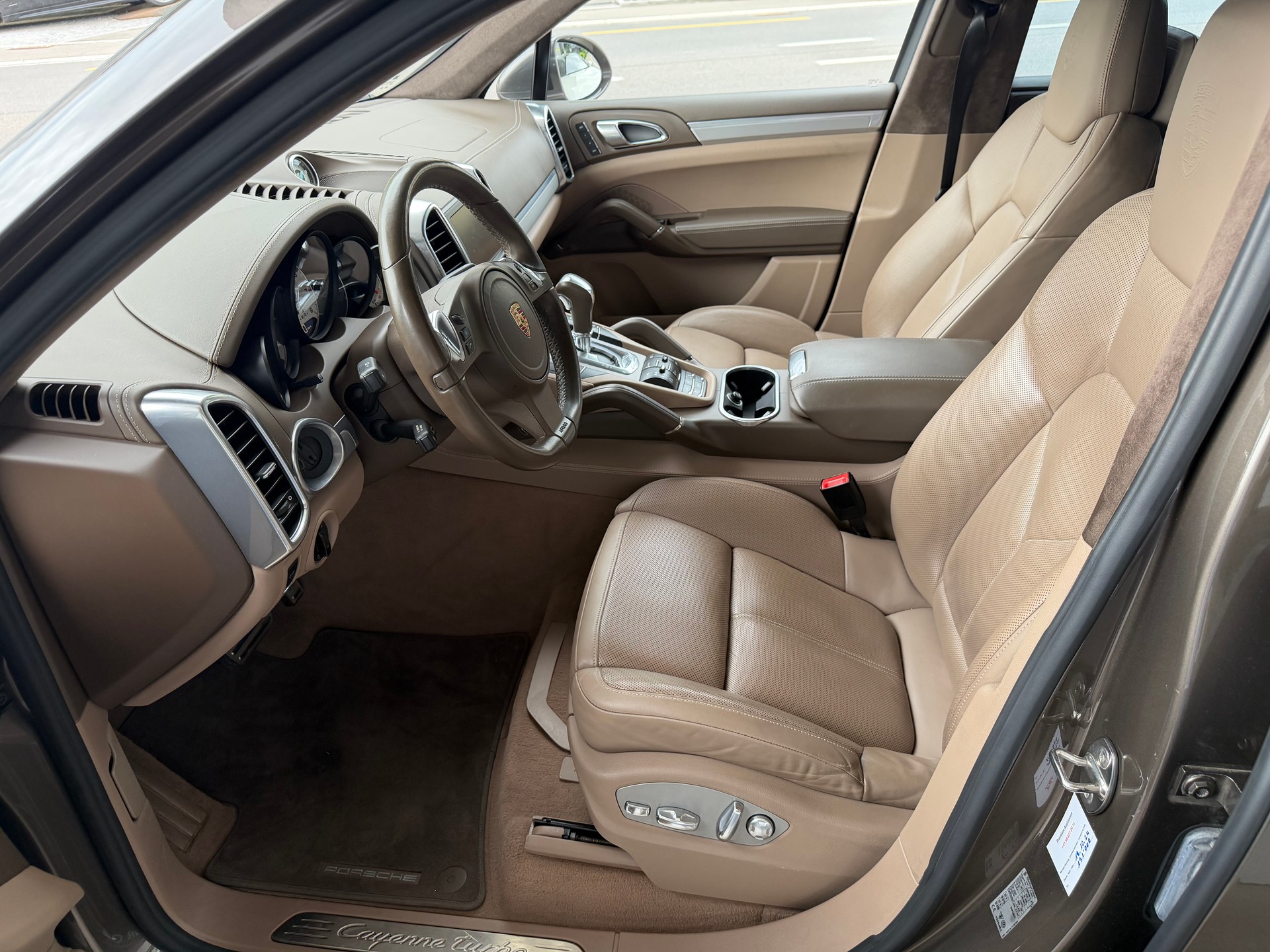 PORSCHE Cayenne Turbo-image-7
