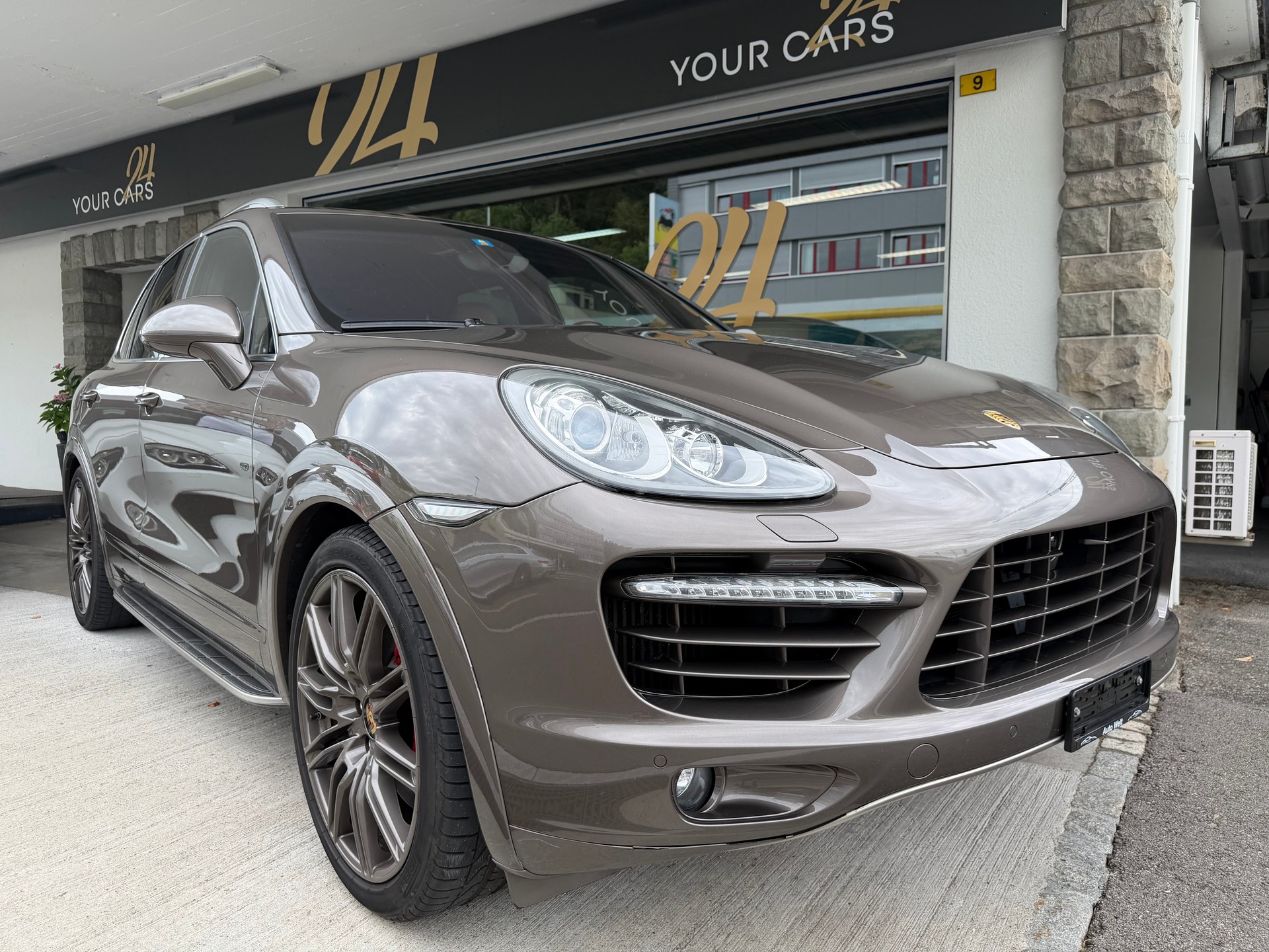 PORSCHE Cayenne Turbo-image-2