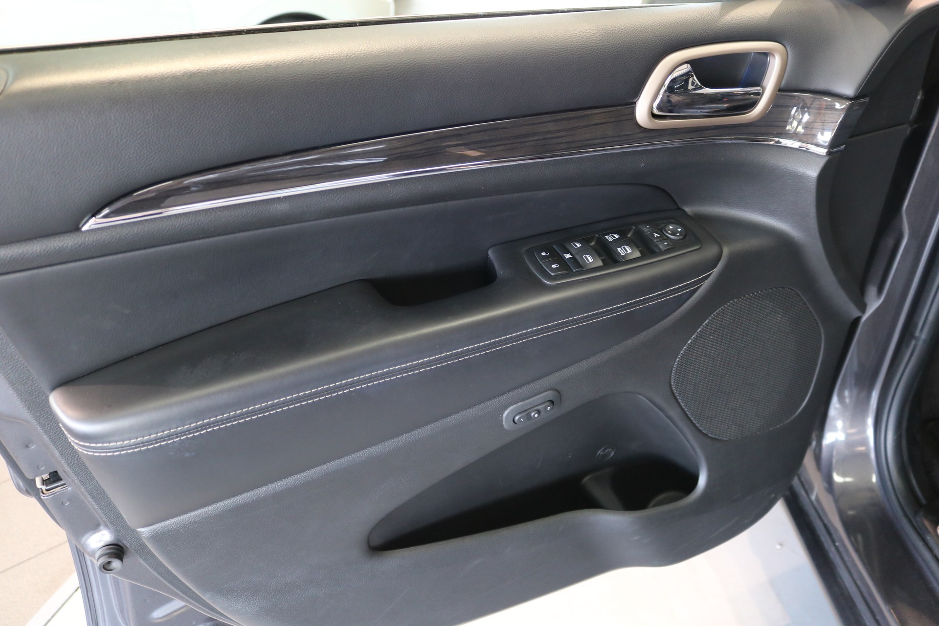 JEEP Grand Cherokee 3.0 CRD Overland Automatic-image-28