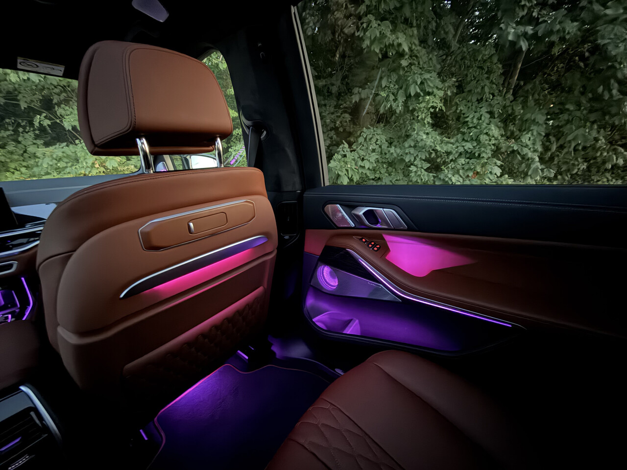 BMW M60i-image-17