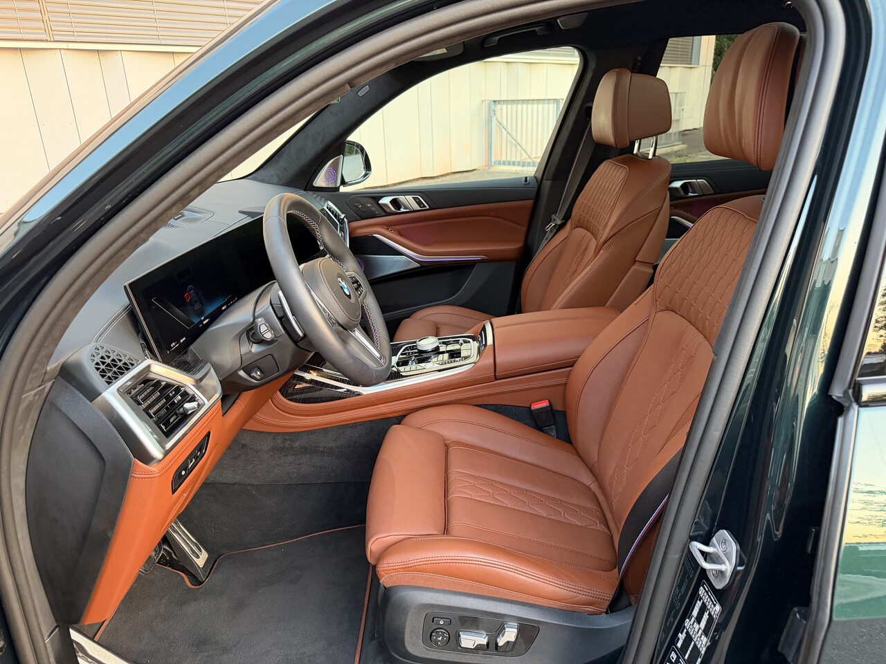 BMW M60i-image-8