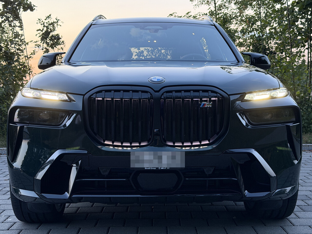 BMW M60i-image-15