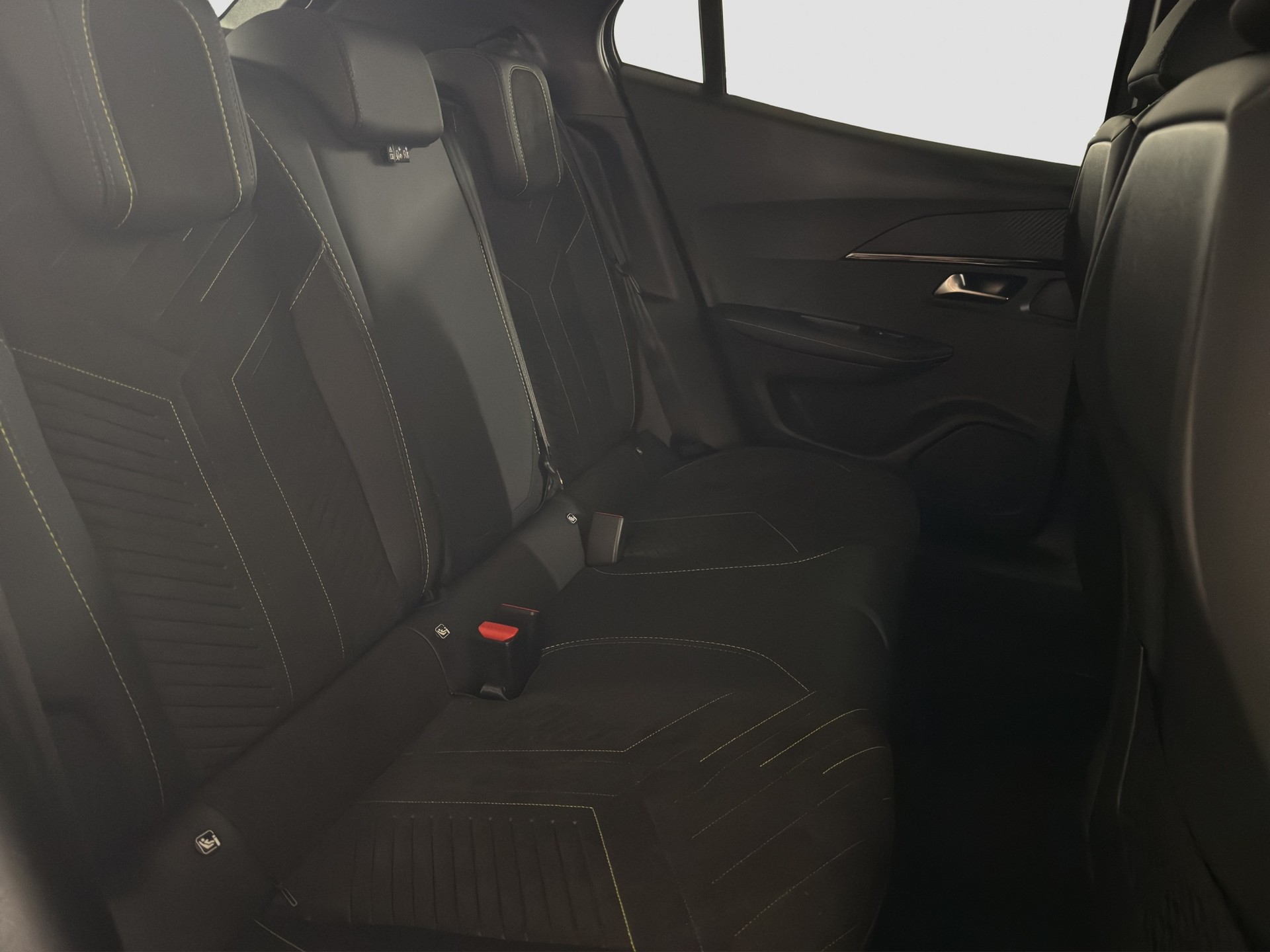 PEUGEOT 2008 1.2 Hybrid 145 GT Exclusive-image-11