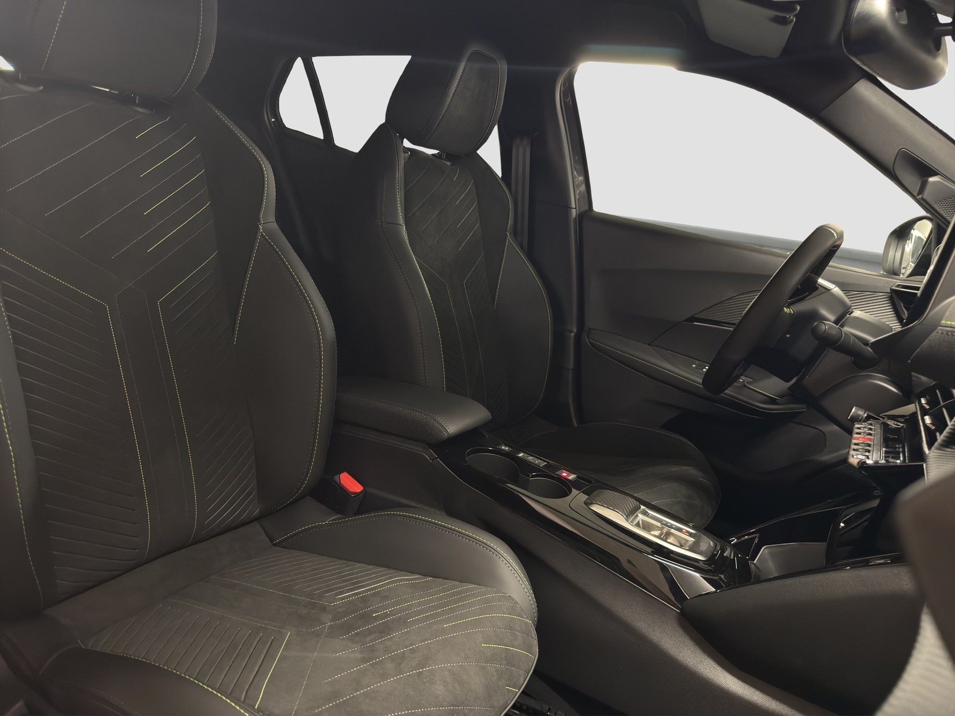 PEUGEOT 2008 1.2 Hybrid 145 GT Exclusive-image-9