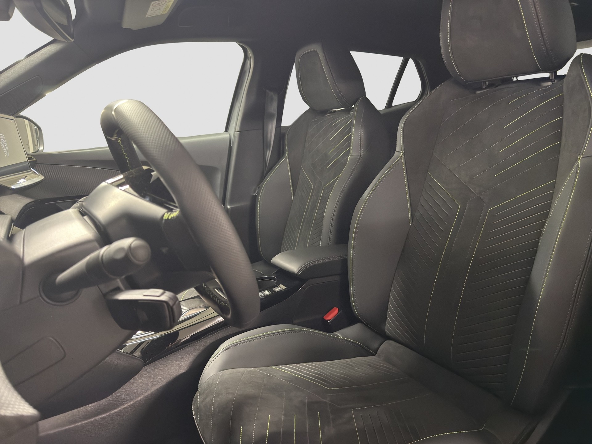 PEUGEOT 2008 1.2 Hybrid 145 GT Exclusive-image-8