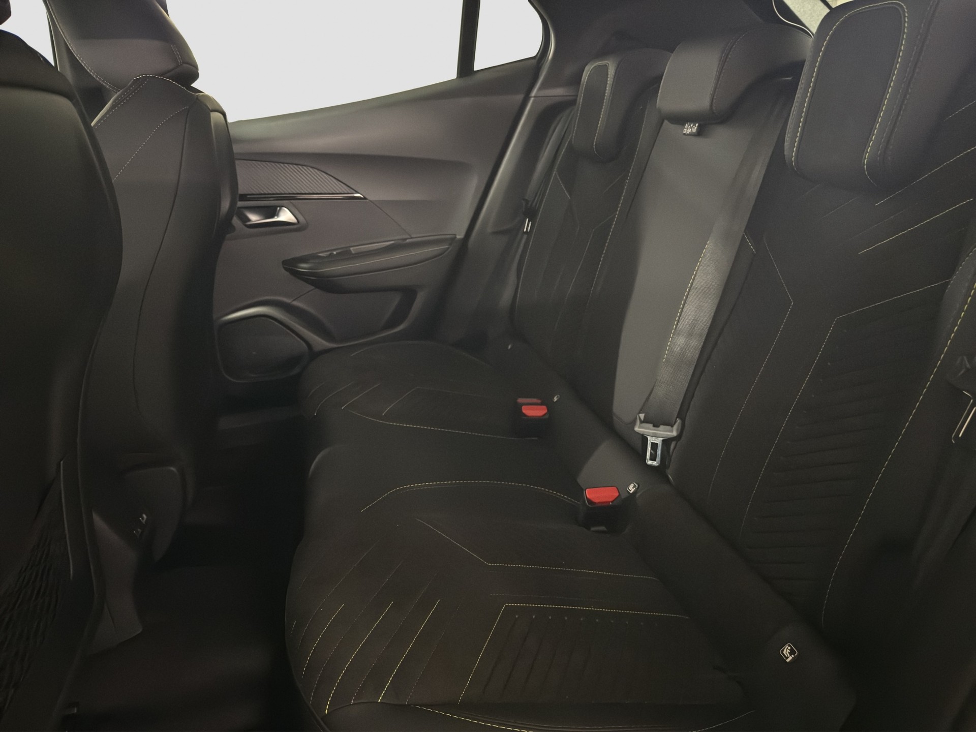 PEUGEOT 2008 1.2 Hybrid 145 GT Exclusive-image-10