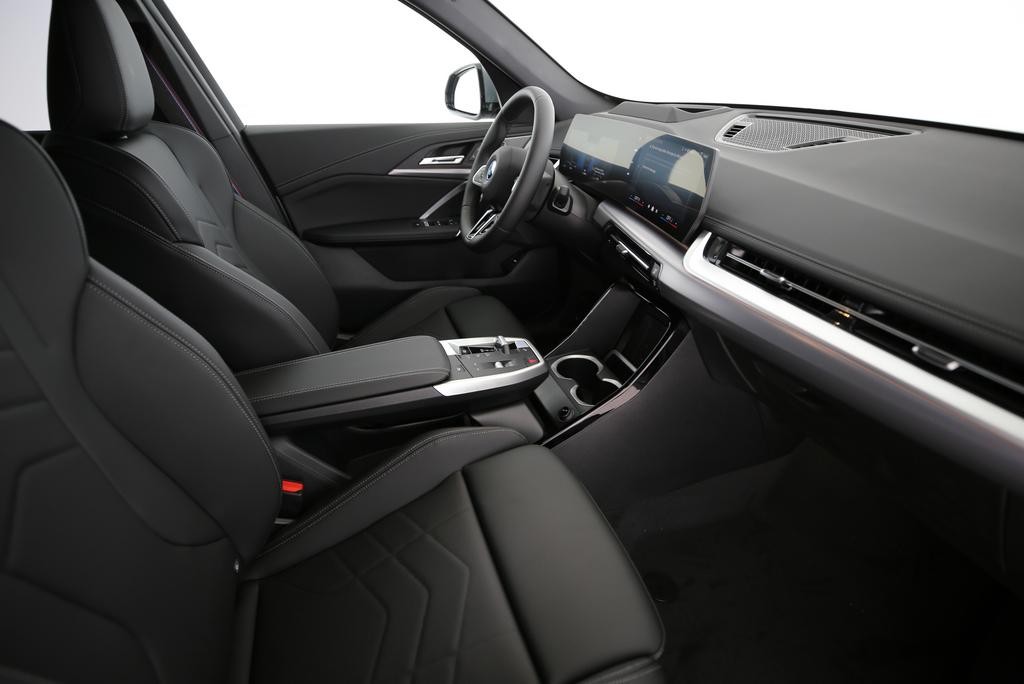 BMW iX1 30 xDrive-image-13