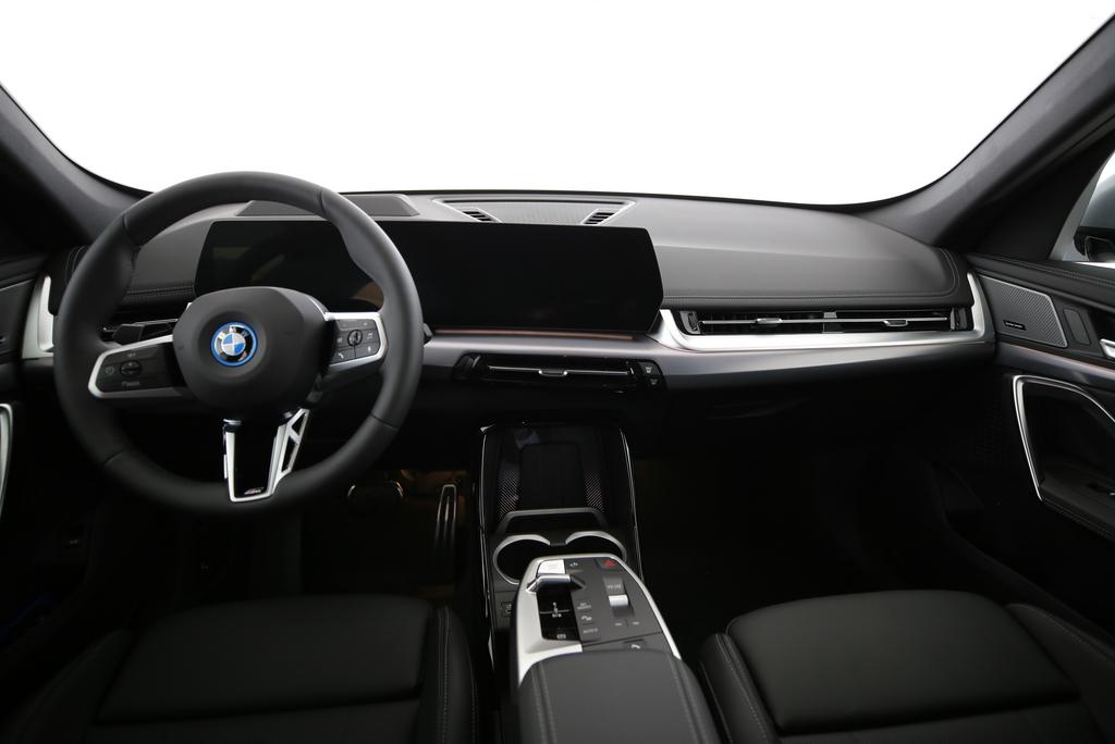 BMW iX1 30 xDrive-image-10