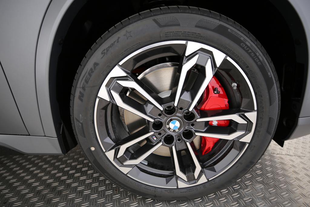 BMW iX1 30 xDrive-image-12