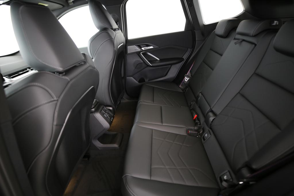 BMW iX1 30 xDrive-image-11