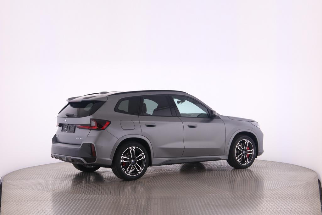 BMW iX1 30 xDrive-image-4
