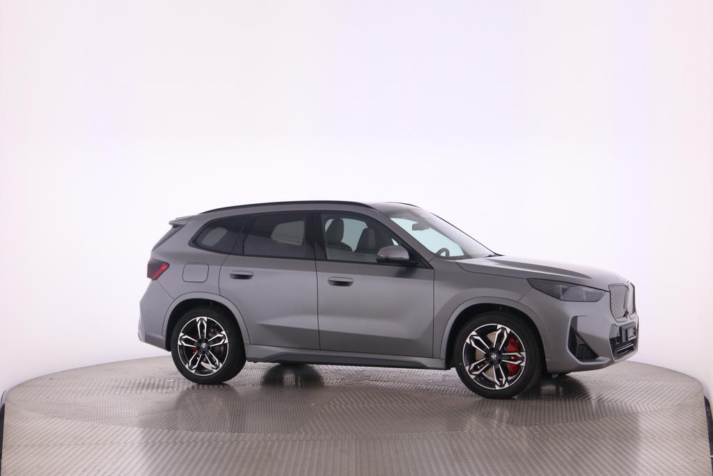 BMW iX1 30 xDrive-image-5