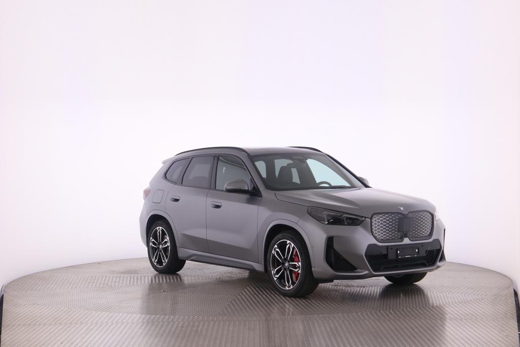 BMW iX1 30 xDrive-image-6