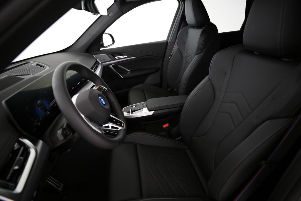 BMW iX1 30 xDrive-image-9
