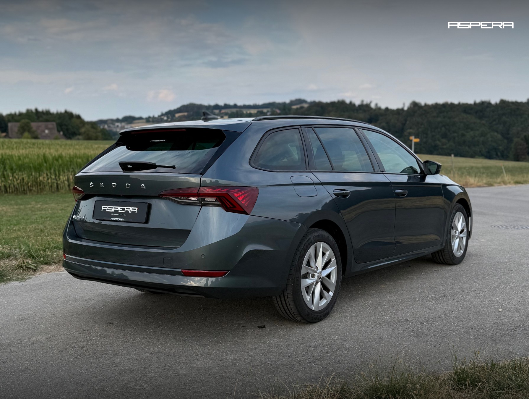 SKODA Octavia Combi 2.0 TDI Style-image-4