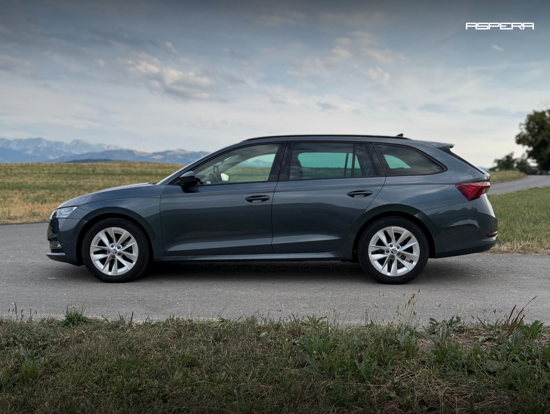 SKODA Octavia Combi 2.0 TDI Style-image-7