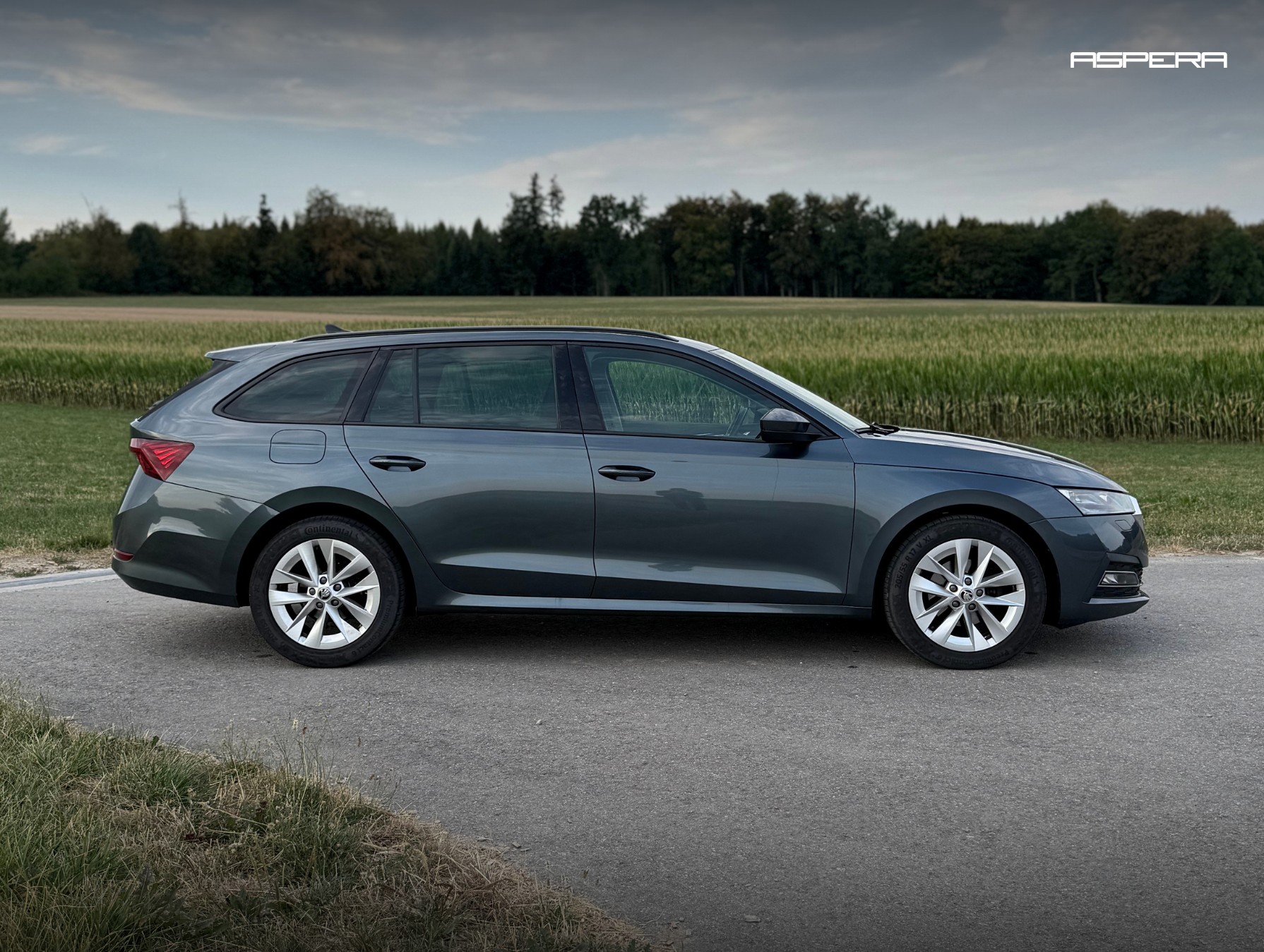 SKODA Octavia Combi 2.0 TDI Style-image-3