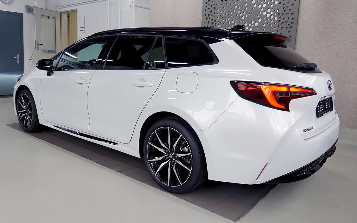 TOYOTA Corolla Touring Sports 2.0 HSD GR Sport e-CVT-image-2